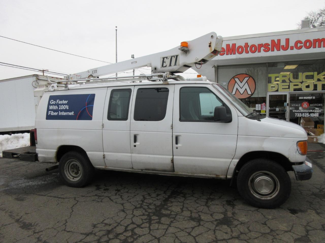 Used 2007 Ford E-350 - photo 2