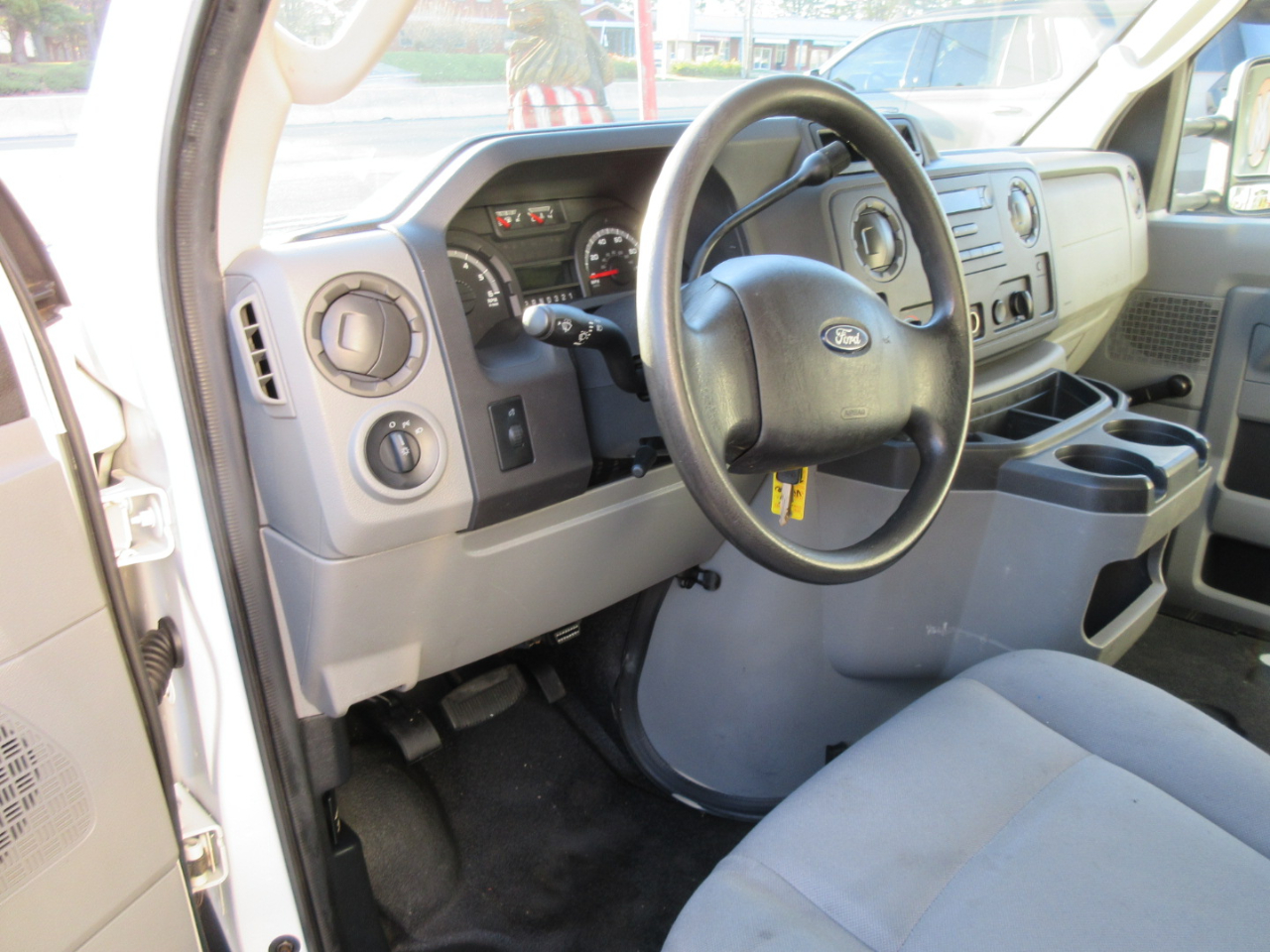 Used 2009 Ford E-350 Cutaway - photo 10