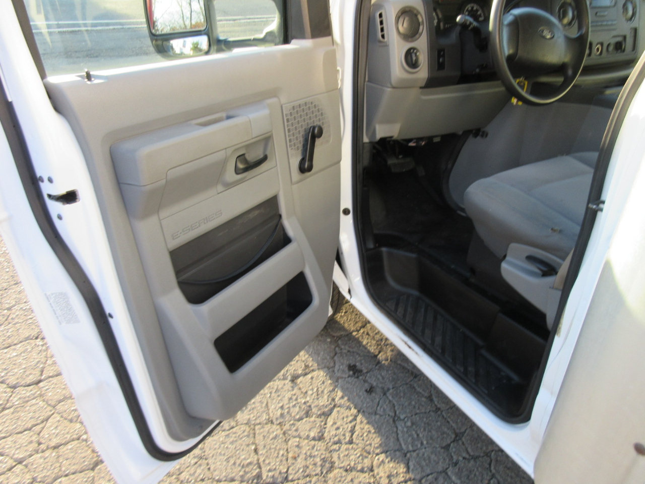 Used 2009 Ford E-350 Cutaway - photo 13