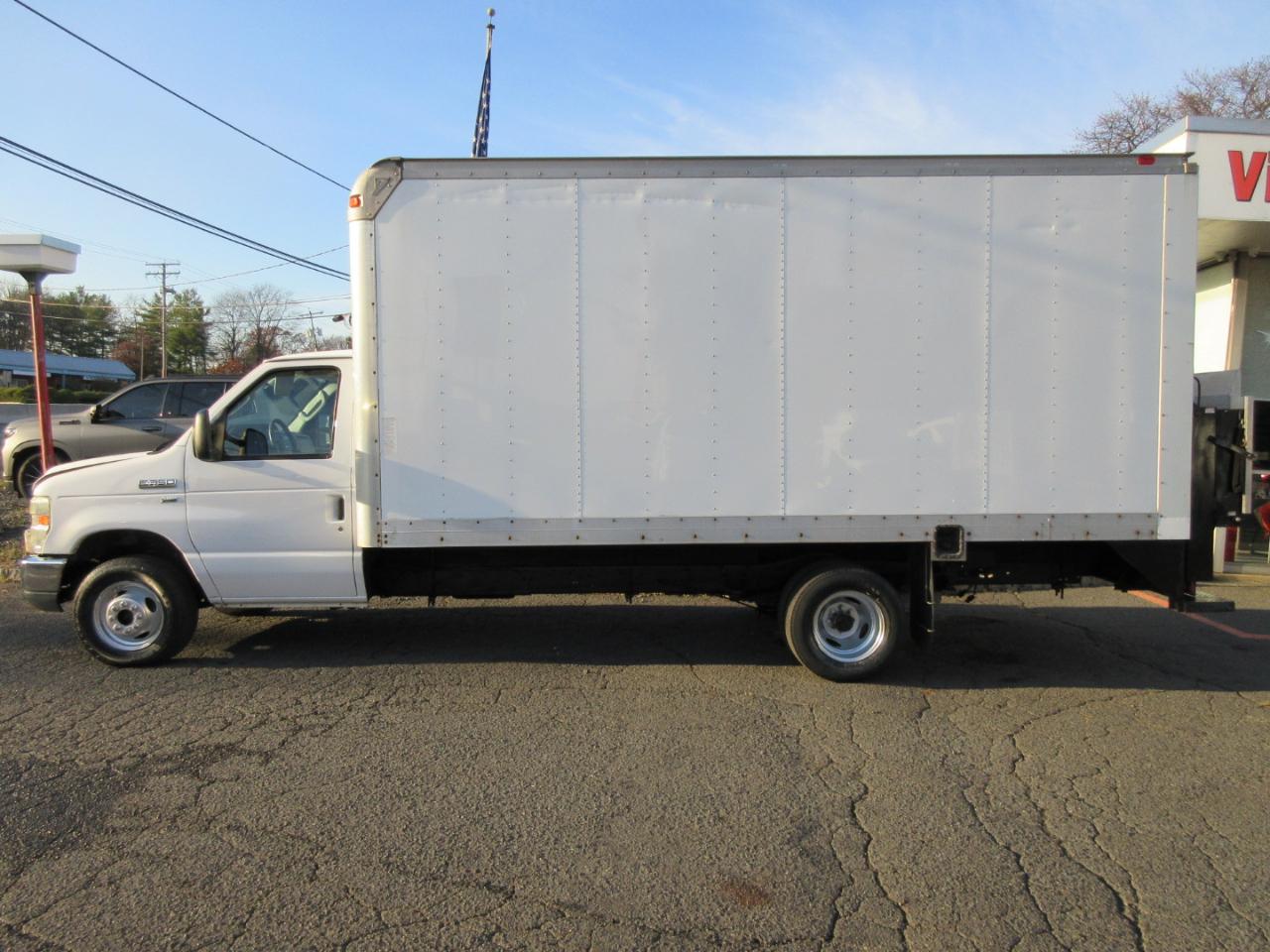 Used 2009 Ford E-350 - photo 2