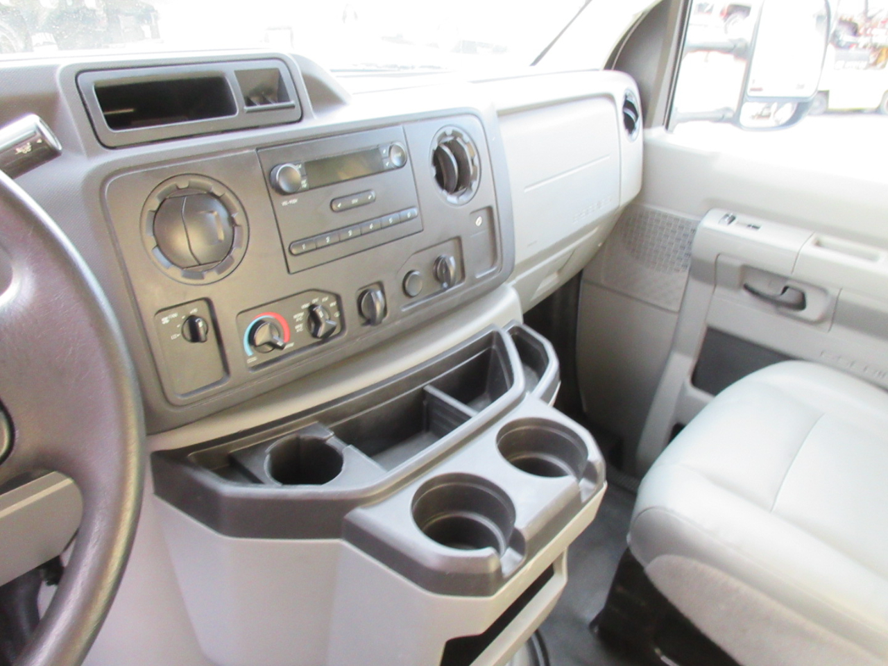 Used 2019 Ford E-350 Cutaway - photo 17