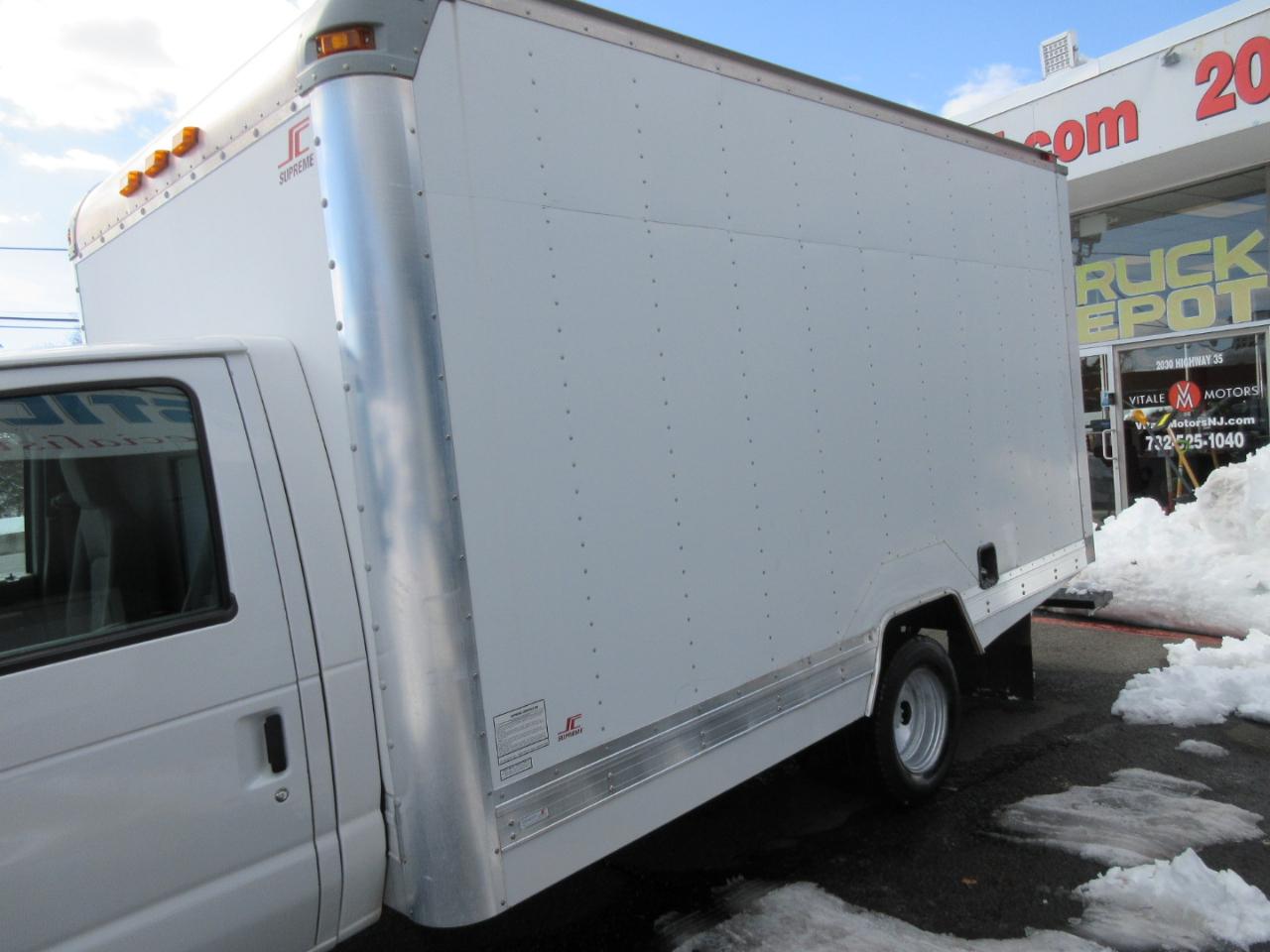 Used 2012 Ford E-350 Cutaway - photo 21