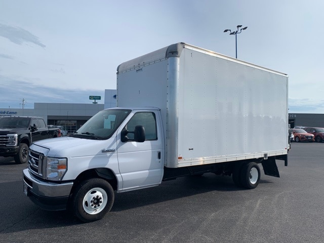 Used 2022 Ford E-450 - photo 1