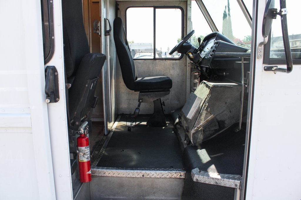 Used 2005 Ford E-450 Stripped Chassis - photo 17