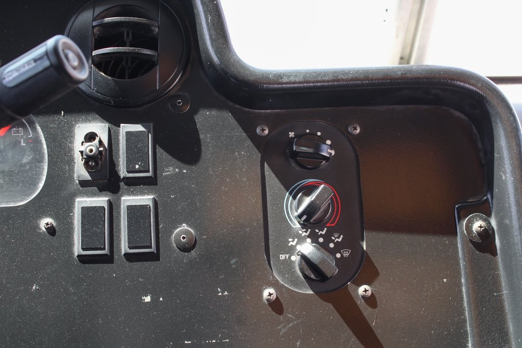 Used 2005 Ford E-450 Stripped Chassis - photo 23