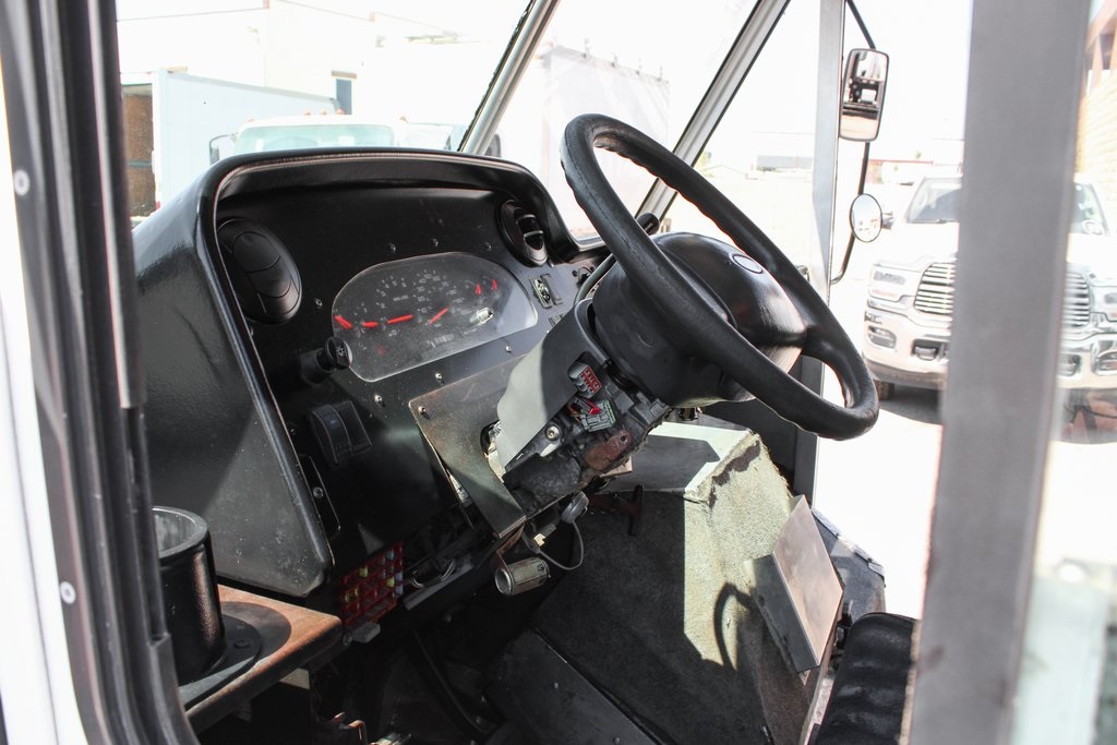 Used 2005 Ford E-450 Stripped Chassis - photo 26