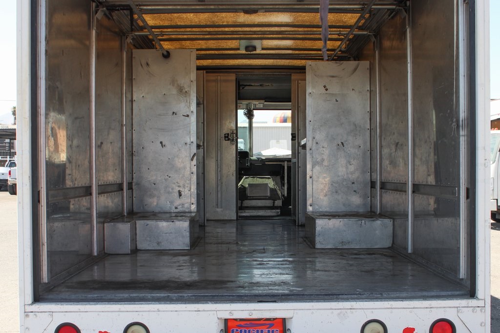 Used 2005 Ford E-450 Stripped Chassis - photo 8
