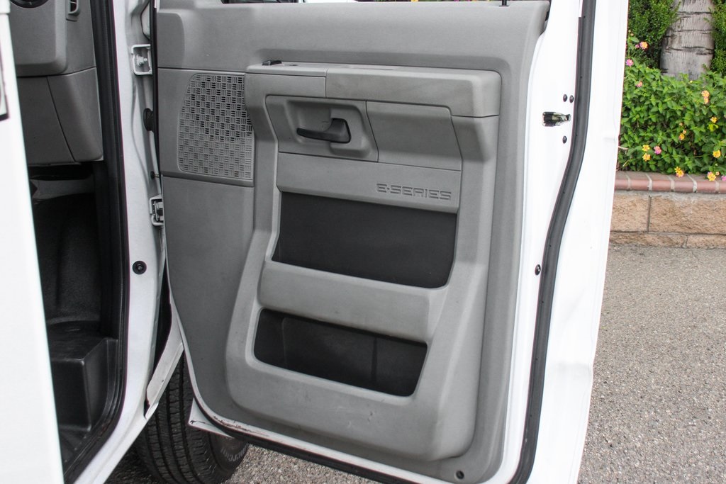 Used 2014 Ford E-350 Cutaway - photo 32