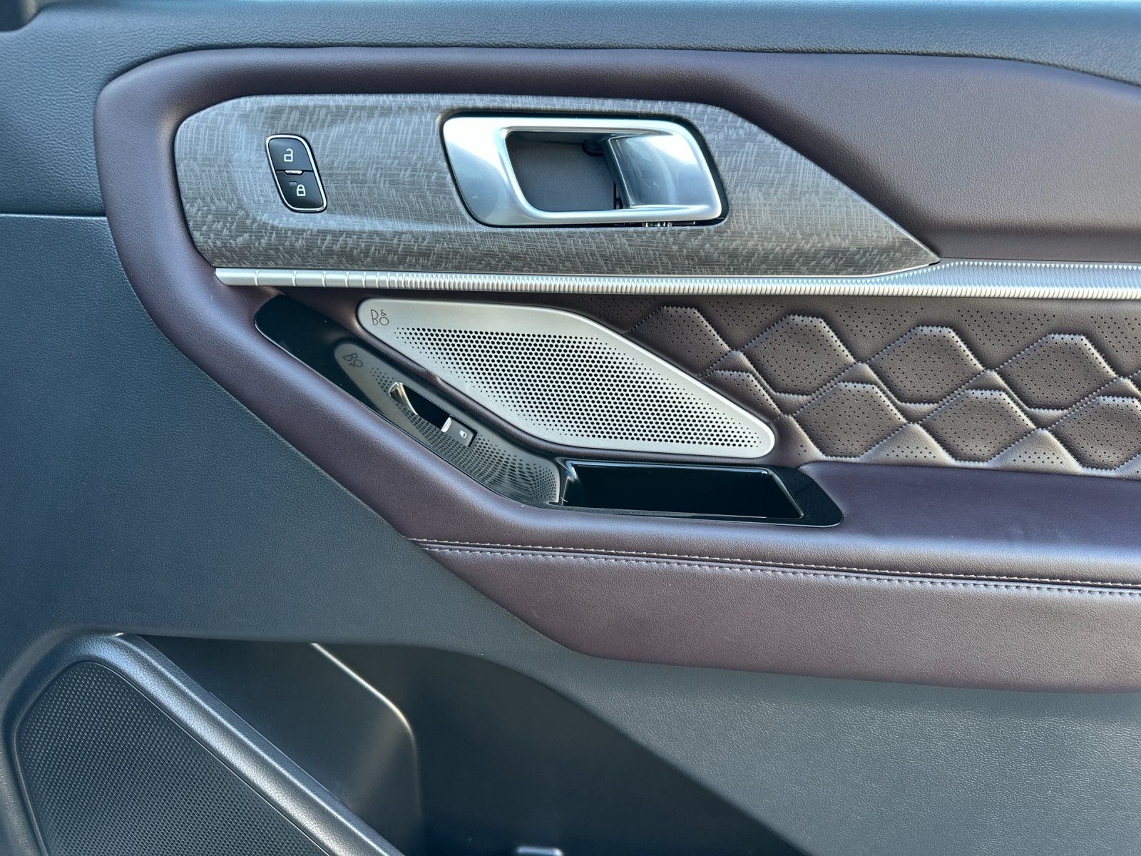Used 2025 Ford Explorer Platinum - photo 9