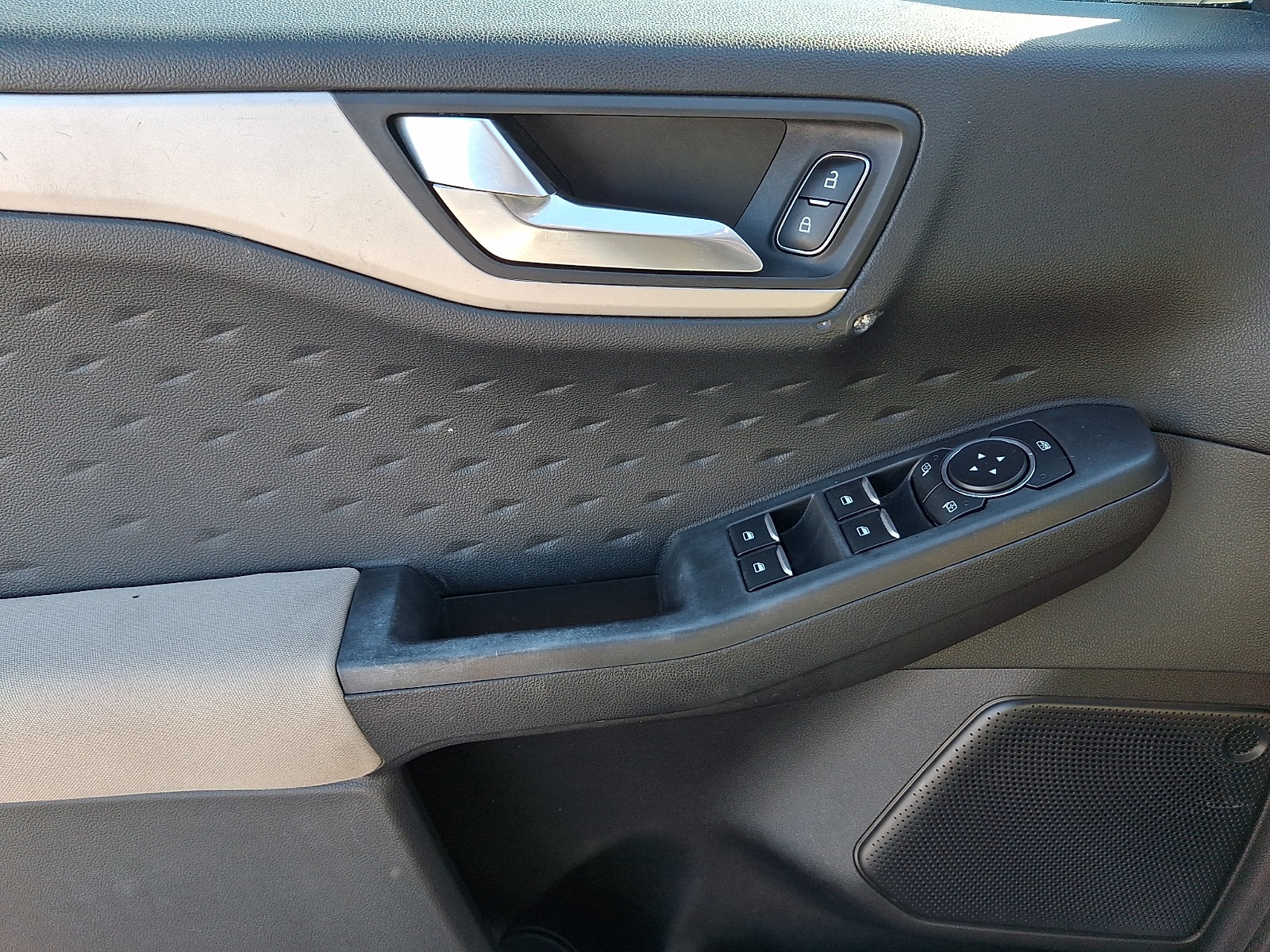 Used 2020 Ford Escape SE - photo 25
