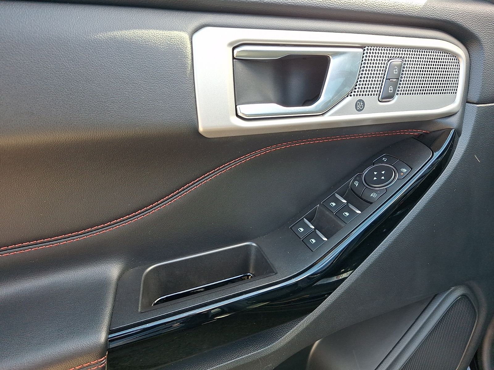 Used 2022 Ford Explorer - photo 2