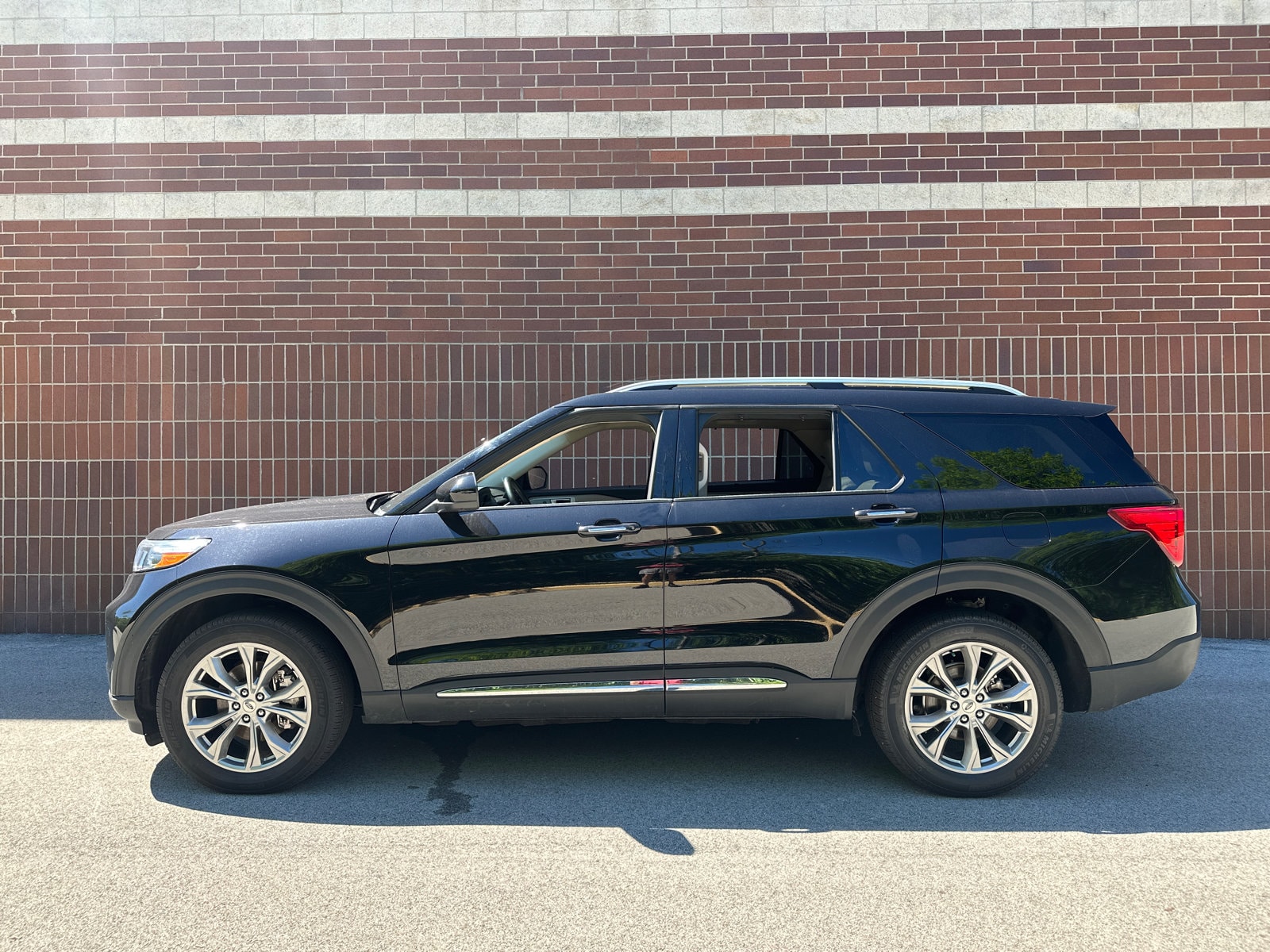 Used 2023 Ford Explorer - photo 2