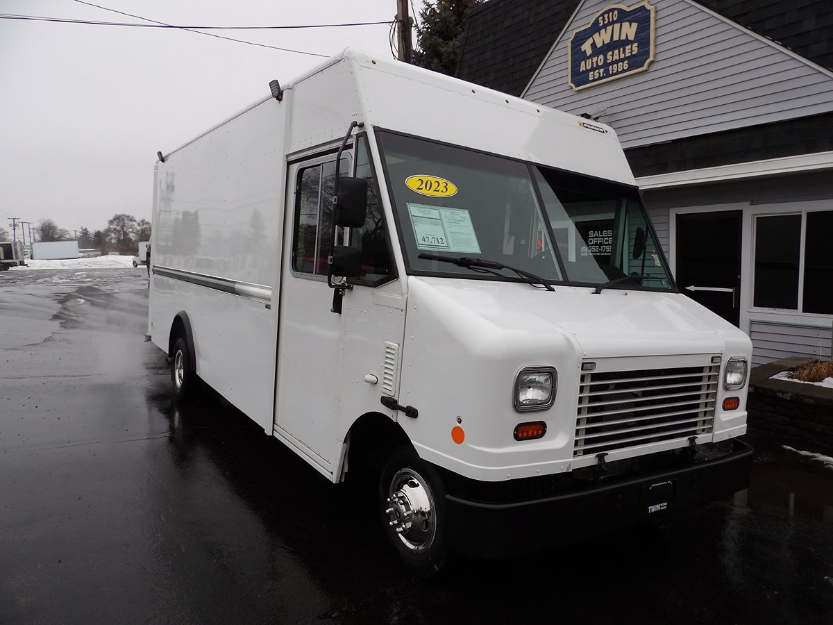 Used 2023 Ford E-450 Stripped Chassis - photo 3