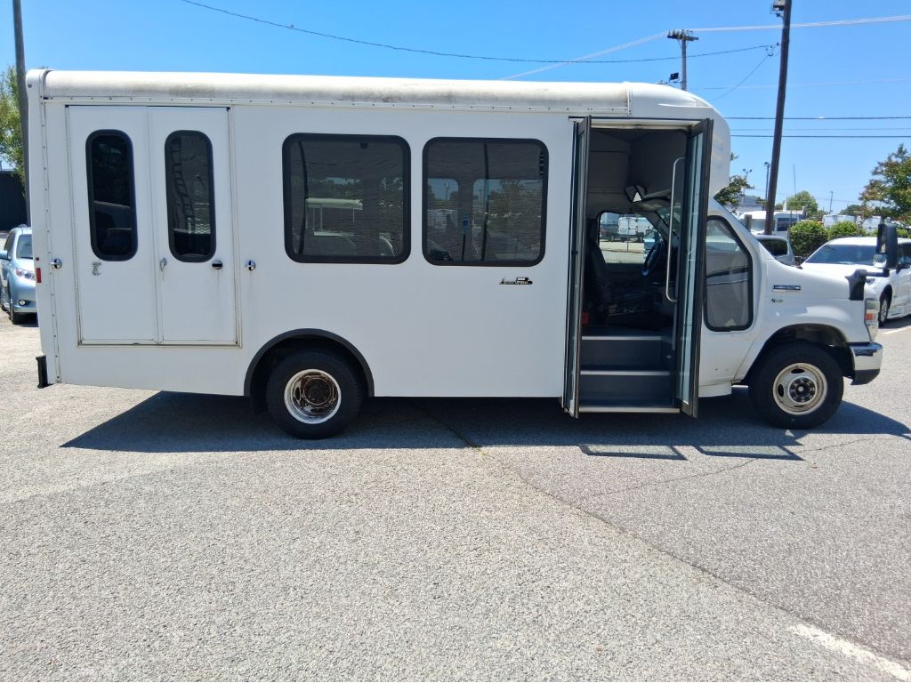 Used 2016 Ford E-350 - photo 2